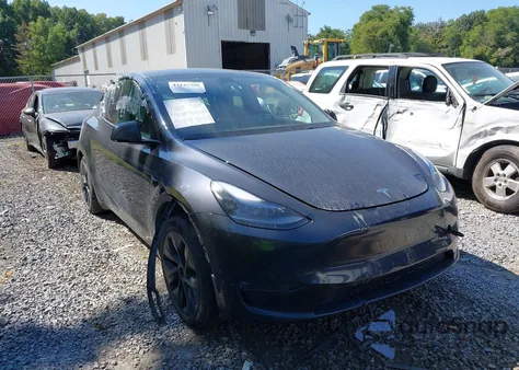 2024 Tesla Model Y Long Range Dual Motor All-Wheel Drive z USA, uszkodzony, nr VIN 7SAYGAEE9RF191251